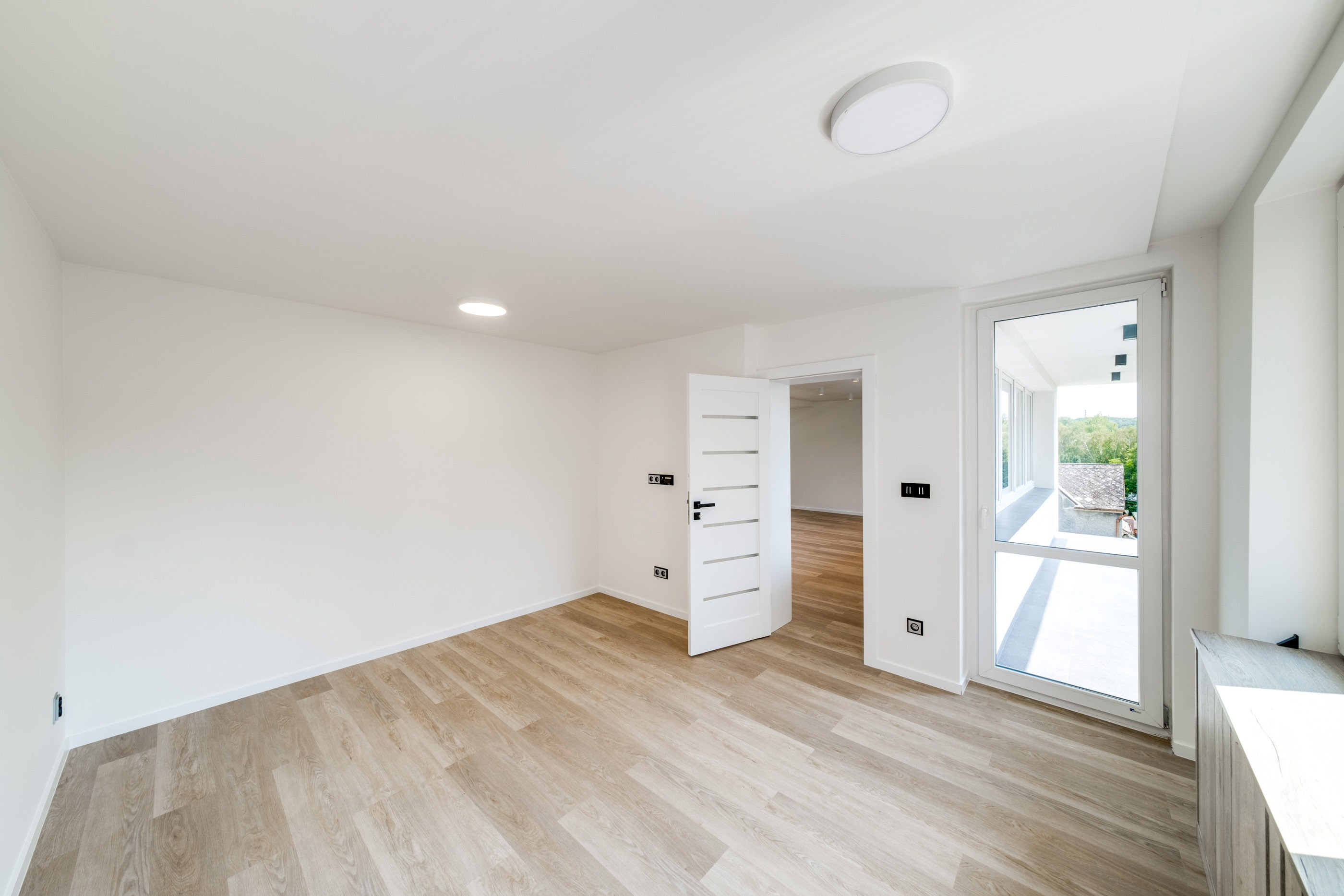 Z obývacího pokoje se plynule dostanete do ložnice, která má jedno velké eso v rukávu – přímý vstup na prostornou terasu o velikosti 7,6 m².